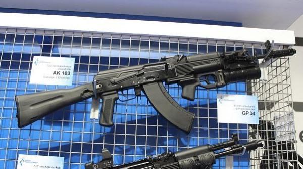 După 14 ani de încercări, Rusia nu reușește să finalizeze construcția fabricii de puști de asalt Kalashnikov din Venezuela
