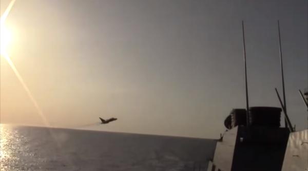 Provocări în Marea Neagră: Un Su-24 rus efectuează o trece joasă pe lângă distrugătorul american USS Donald Cook (Video)