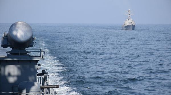 Fregata Mărășești, umăr la umăr cu distrugătorul USS Porter în largul Mării Negre