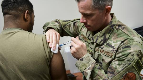 Pentagonul a aprobat desfășurarea a peste 1.000 de militari pentru a sprijini vaccinarea în SUA