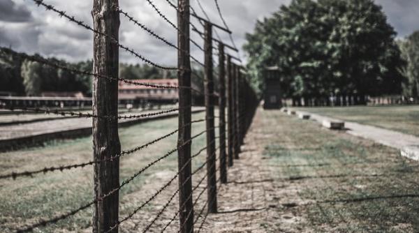 Secretara unui lagăr nazist, acuzată de complicitate la crimă