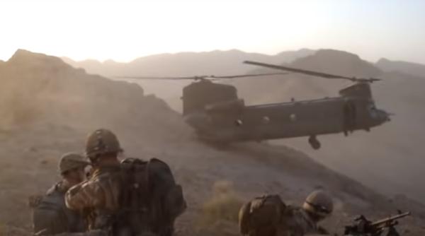 O femeie, pilot de elicoptere Chinook și-a arătat măiestria în Afganistan (Video)