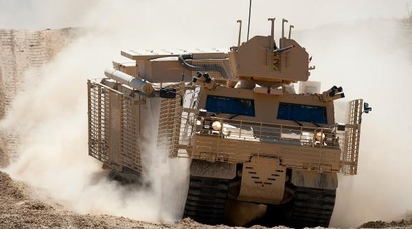 Se pregătesc șenile din cauciuc pentru vehiculele de luptă ale Forțelor Terestre Americane