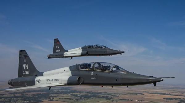 O aeronavă T-38 Talon a US Air Force a efectuat o aterizare de urgență cu trenul escamotat și a luat foc