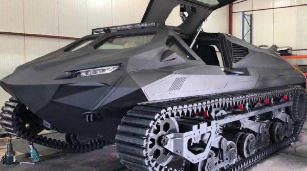 Prototipul primului vehicul blindat amfibiu hibrid pe șenile a fost prezentat de Ucraina la IDEX-2021 (Video)