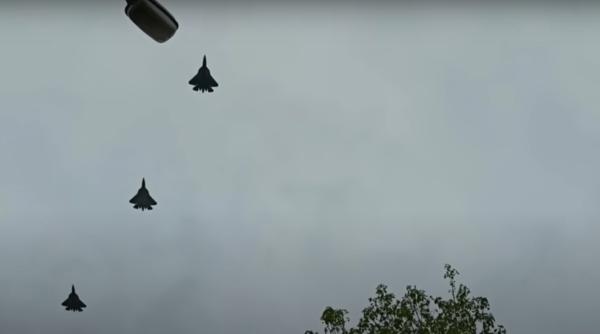 Su-57 - sunetul controversatelor motoare. Imagini video rare cu patru Su-57 care zboară în formație (VIDEO)