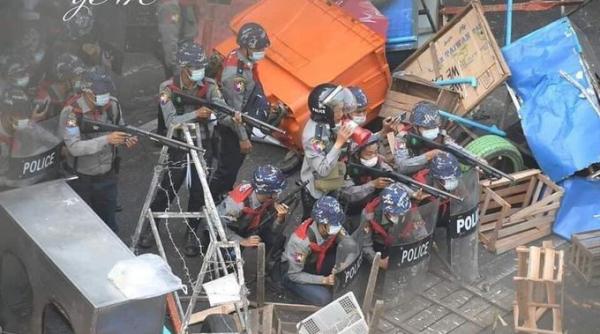 Poliția a tras asupra manifestanților din Myanmar (Video)