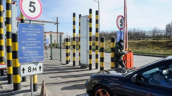 Trafic de aur și de țigări cu mașina ambasadei