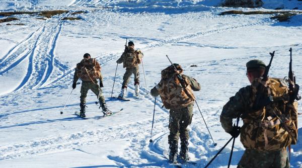 Cercetaşii Brigăzii 2 Vânători de Munte au participat la o tabără de instrucţie de iarnă