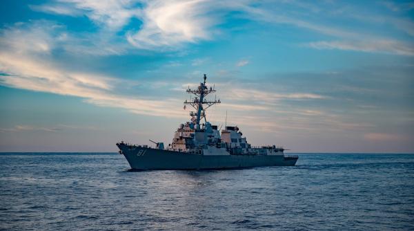 Distrugătorul american USS Winston S. Churchill și fregata rusă Amiral Grigorovich se află în același port