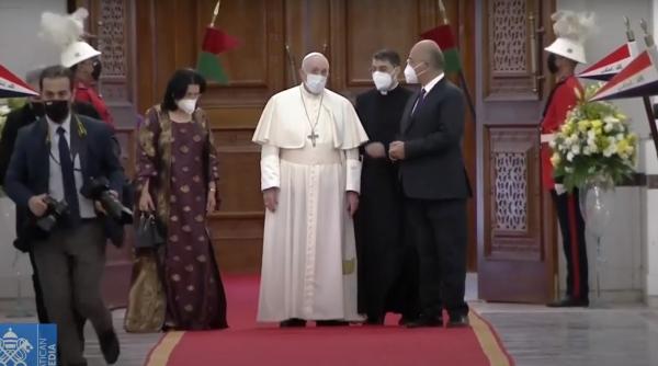 Aflat într-o vizită istorică în Irak, Papa Francisc denunță „barbariile nebunești și inumane” ale Statului Islamic