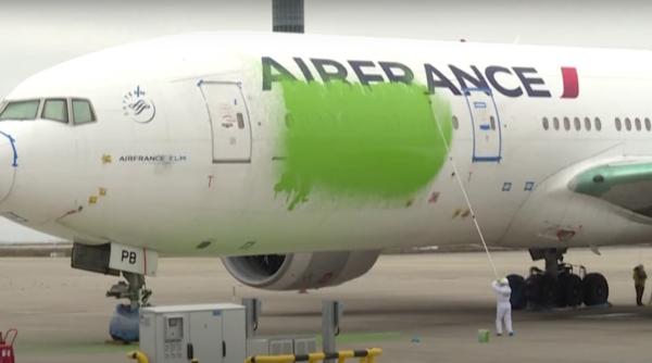 Incident pe Charles de Gaulle. Un Boeing 777 a fost „atacat” de activiștii de mediu (Video)