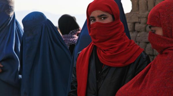 Elvețienii votează propunerea de a interzice burqa, într-un referendum test al atitudinii față de musulmani 