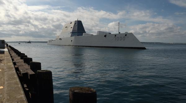 Distrugătorul stealth USS Zumwalt, testat de americani. Nava a dat piept cu o furtună violentă și valuri de peste 6 metri