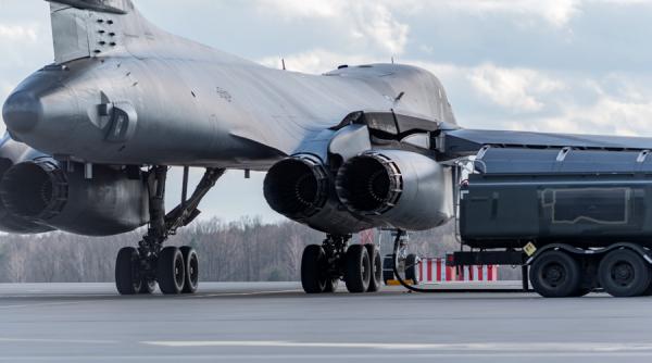 Premieră în Polonia: Un bombardier american B-1B Lancer a fost realimentat la sol (Foto)