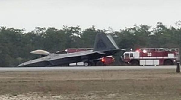 La un pas de o nouă tragedie. Un F-22 a avut probleme cu trenul de aterizare (Foto)
