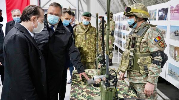 Ministrul Ciucă și premierul Cîțu au inspectat transportoarele Piranha V și componentele fabricate în România