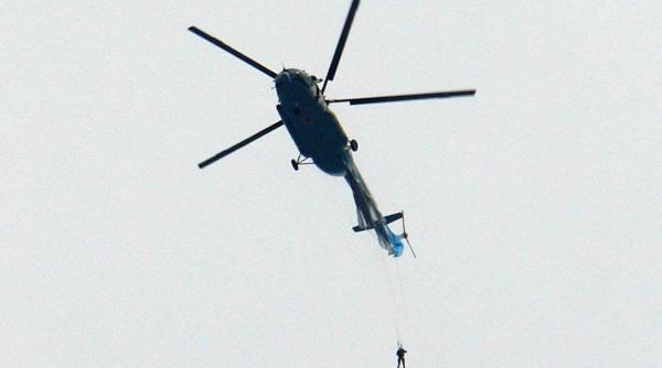 Suspendat la 2.000 m altitudine. Un soldat rus a rămas agățat cu parașuta de elicopterul din care efectuase saltul (VIDEO)