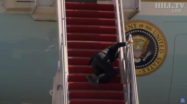Joe Biden a căzut în timp ce urca în avionul Air Force One (Video)