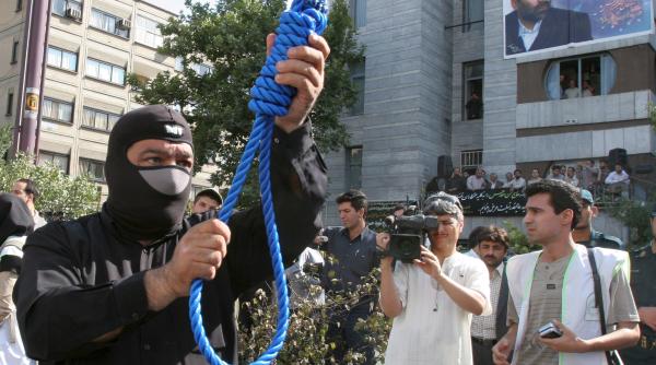 Iran: O femeie a fost executată chiar de fiica ei în baza legii „ochi pentru ochi”