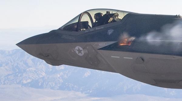 Tunul F-35 continuă să creeze probleme. Un avion a fost puternic avariat după ce muniția a explodat în timpul tragerii