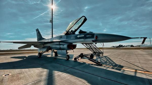 Ceremonia de recepţie a celei de-a 17-a aeronave F-16 care completează Escadrila 53 Vânătoare