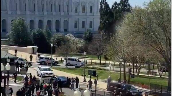 Un polițist a murit lângă Capitoliu și altul a fost rănit după ce o maşină a intrat în punctul de control acces (Video)