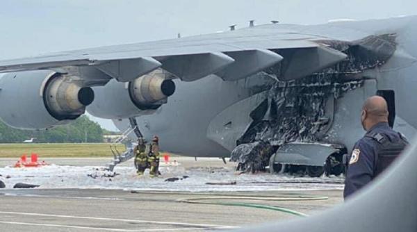 Un avion de transport al Forțelor Aeriene SUA a luat foc pe pistă (Foto/Video)
