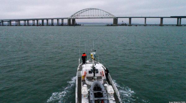 Rusia interzice trecerea navelor militare străine prin strâmtoarea Kerci. Inclusiv ale Ucrainei