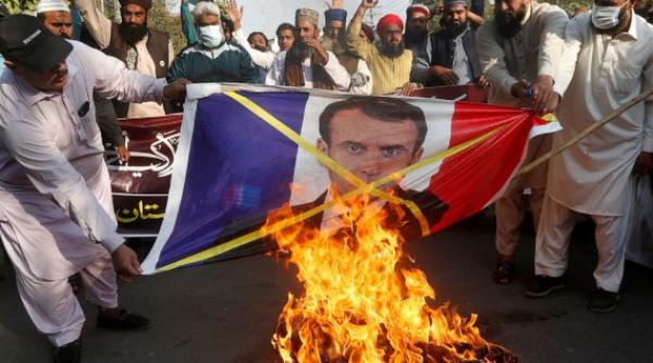 Parlamentul Pakistanez votează expulzarea ambasadorului francez pentru a stopa violențele din țară 