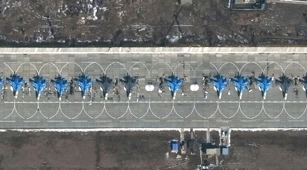 Simularea unei invazii militare la graniţele Ucrainei. Rusia a desfăşurat zeci de avioane de luptă (Imagini din satelit)