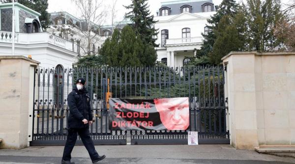 Guvernul ceh i-a cerut Rusiei să-şi reducă masiv personalul de la ambasada din Praga