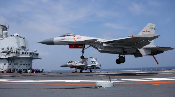 Imagini rare cu un J-15 chinez aterizând pe portavionul Liaoning. Un distrugător american a surprins scena (VIDEO)
