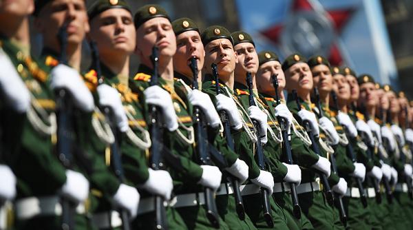 Rusia își dezvoltă sistemul de pregătire de luptă și educaţie militar-patriotică a tinerilor din facultățile și liceele civile