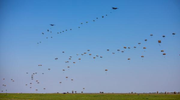 Asalt de parașutiști americani, polonezi, olandezi, germani și români la Baza Aeriană Boboc