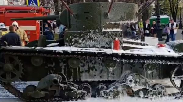 Niciun an fără incidente la paradă. Rușii au scos pe străzi bătrânele tancuri T-26, dar unul a luat foc (Video)