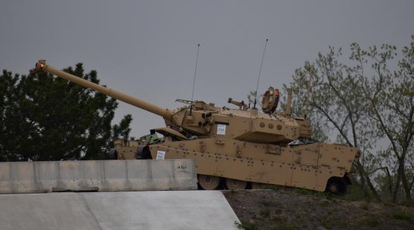 Noi imagini cu viitorul tanc uşor al armatei SUA. M8 Buford se află în etapa de testare