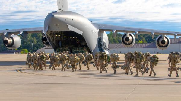 Zece parașutiști americani au fost spitalizați după ce o aeronavă a ratat aterizarea în timpul exercițiilor din Estonia 