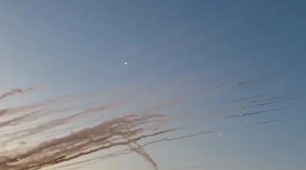 Hamas a lansat un nou atac major asupra Israelului (VIDEO/FOTO). O rachetă a lovit un bloc, copil de 6 ani în stare critică