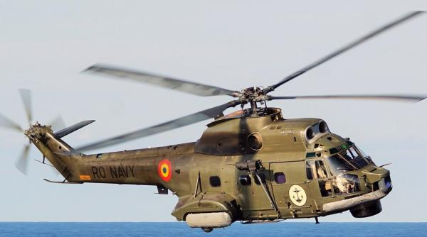 Elicopter militar Puma Naval, folosit în căutarea persoanelor de pe pescadorul scufundat în apele Mării Negre