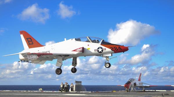 Două avioane T-45 Goshawk ale US Navy s-au ciocnit în aer