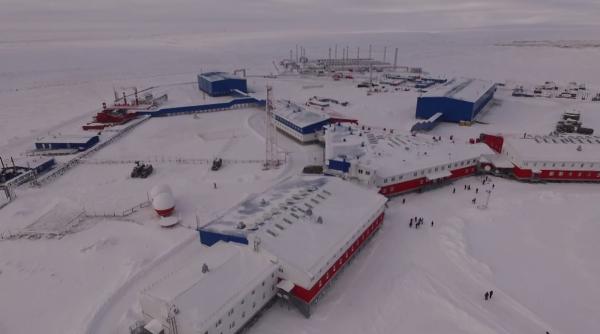 Moscova insistă cu ideea că Arctica îi aparţie în totalitate. Rusia a ridicat o importantă bază militară, numită "Trifoiul Arctic"