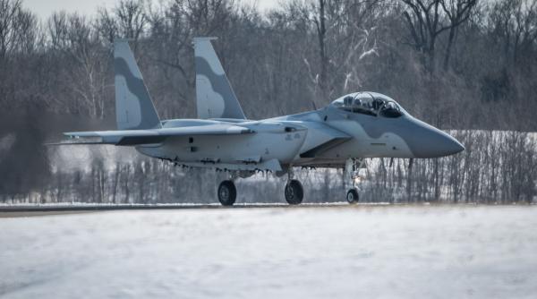 Piloții unui F-15QA s-au catapultat în timp ce avionul de vânătoare era la sol. Incident aviatic în SUA