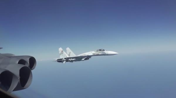 Un avion de vânătoare rusesc de tip Su-27 a escortat un bombardier strategic american B-52H deasupra Mării Baltice 