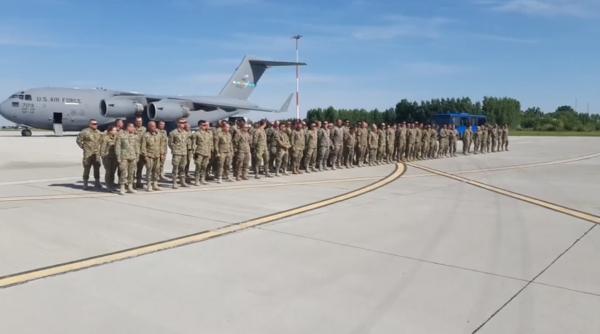 Al doilea contingent de militari români s-a întors din Afganistan la bordul unui avion US Air Force (Video)