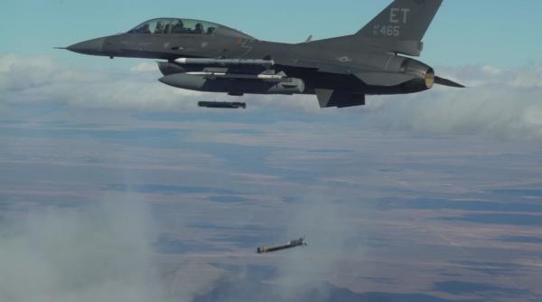 Hoarda de Aur a SUA atacă cu muniție inteligentă. Avioane F-16 au lansat bombe care au stabilit comunicații și au schimbat ținta