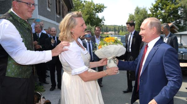 Trăiască eterna prietenie ruso-austriacă! Fosta şefă a diplomaţiei austriece primeşte un loc călduţ în conducere Rosneft