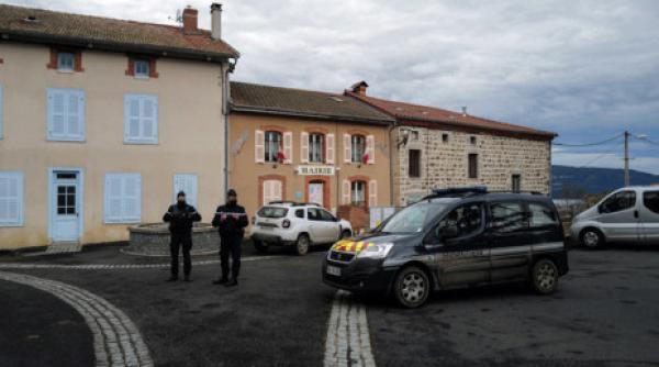 O vastă rețea cu legături transfrontaliere pentru falsificarea de documente europene a fost destructurată. Printre clienți, traficanți de droguri și criminali