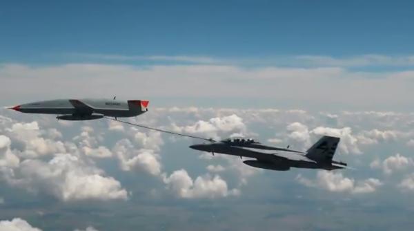 US Navy foloseşte în premieră o dronă pentru realimentarea cu carburant a unui avion în zbor (Video)