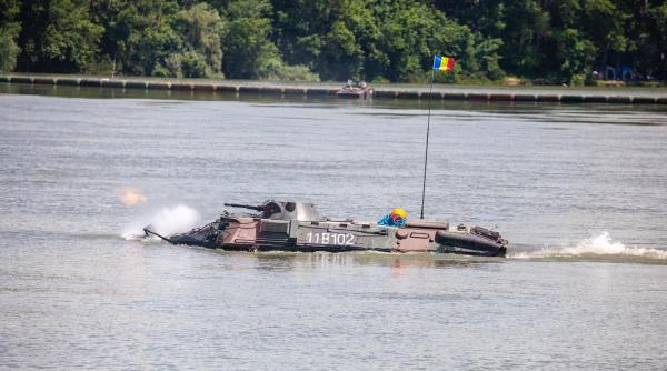Nicolae Ciucă, activități în teren. Sub ochii ministrului, militarii români au traversat Dunărea, beneficiind de suport aerian 